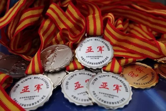 巴西足球队抵达澳洲，参与传统舞蹈引发欢笑